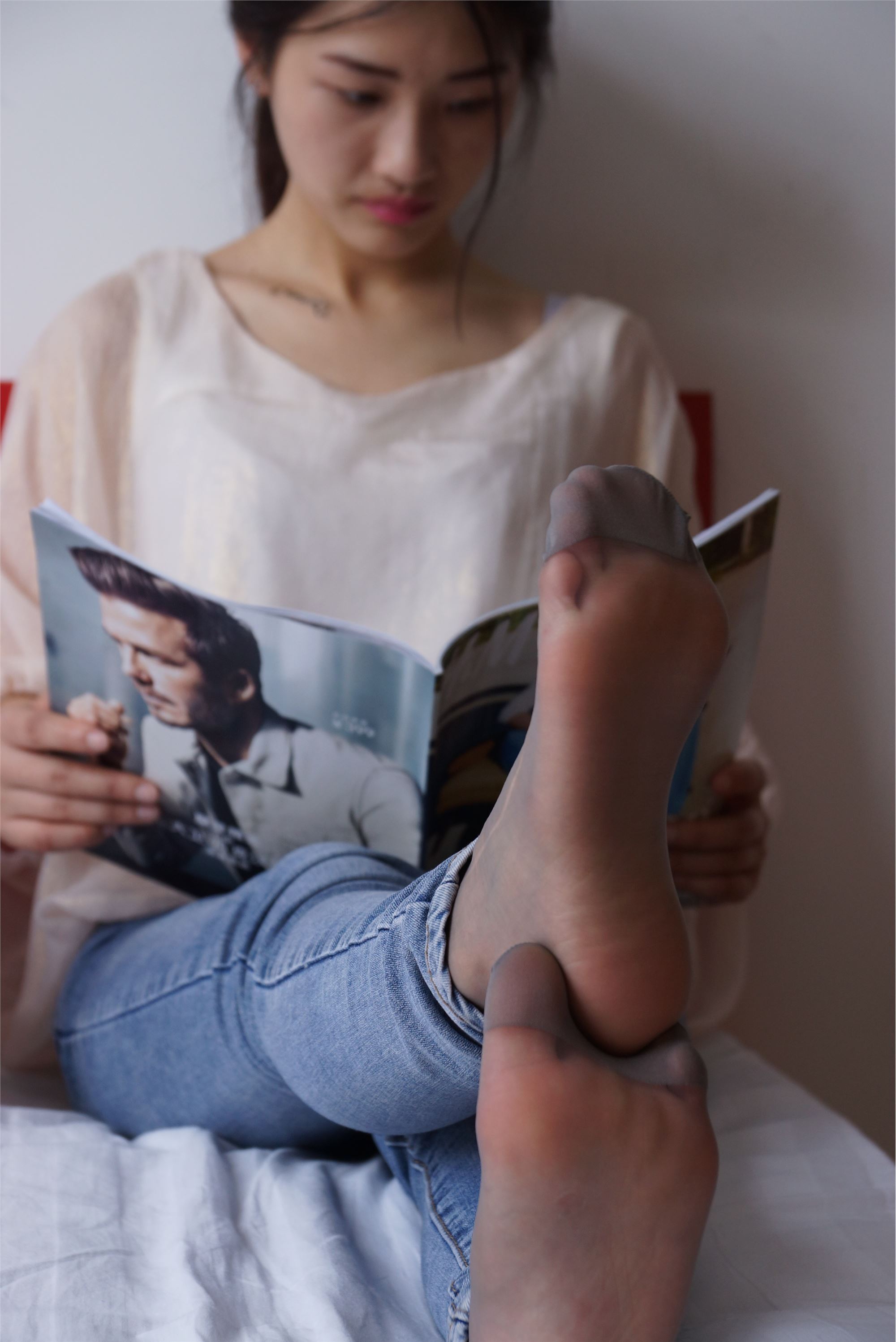 自由摄影 No.005 惬意的周末经典短灰丝陪你看看书